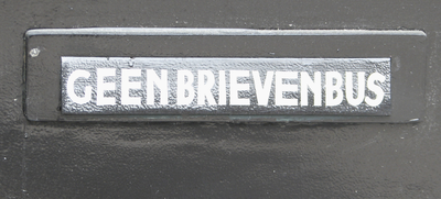 908466 Afbeelding van de dichtgezette brievenbus in de voordeur van het pand Tolsteegsingel 51 te Utrecht, met op de ...